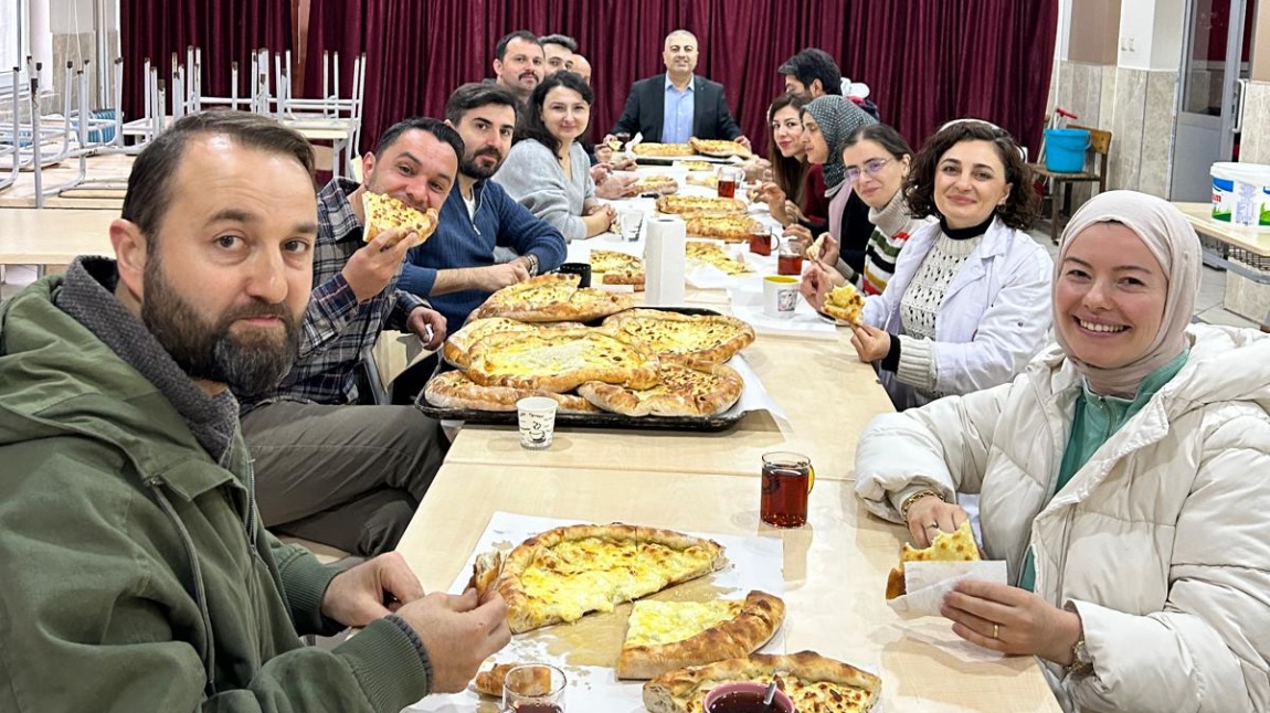 OKULUMUZDA ÖĞRTMENLER GÜNÜ YEMEK PROGRAMI DÜZENLENDİ.